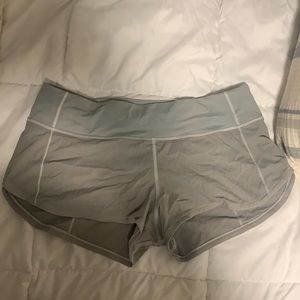 Lulu shorts speed up low rise 2.5 inch size 6